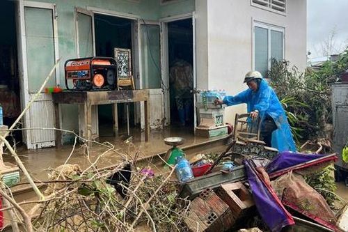 Gia Lai: Người dân Luật Lễ bật khóc khi về lại nhà sau đêm vỡ đê kinh hoàng