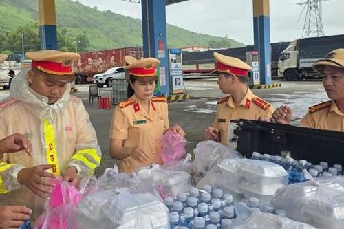 Khánh Hòa: Quốc lộ 1 thông xe trở lại, hàng nghìn phương tiện được giải tỏa