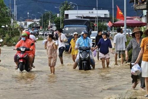 Người Diên Điền chia nhau nước ngọt, lội bùn nhão về nhà sau lũ