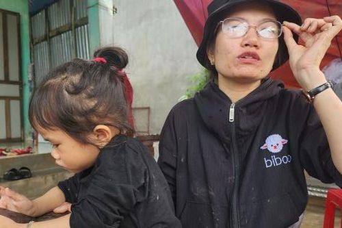 23 giờ trụ trên nóc nhà, cả gia đình ở Phú Yên được 2 người chèo ghe cứu