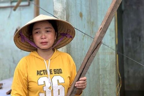 Xác xơ rốn lũ miền Trung: May mắn giữ mạng nhưng nhà đổ sập, người dân Hòa Xuân trắng tay