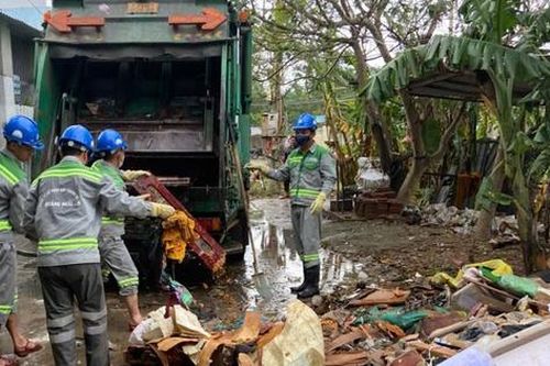 Công nhân môi trường, điện lực Quảng Ngãi hỗ trợ người dân Đắk Lắk sau lũ