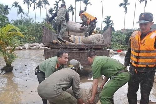 Công an Lâm Đồng tăng cường hỗ trợ, động viên bà con bị thiệt hại sau mưa lũ
