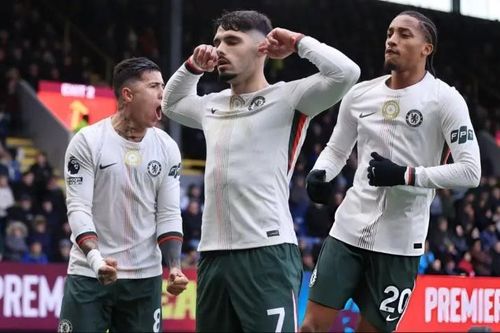Chelsea áp sát ngôi đầu bảng của Arsenal