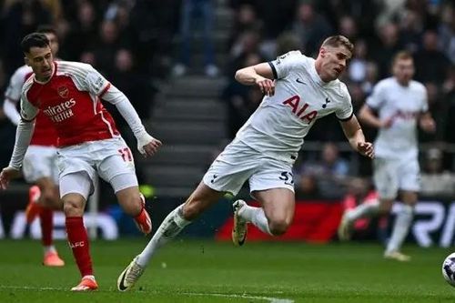 Arsenal và Tottenham chuẩn bị cho trận derby