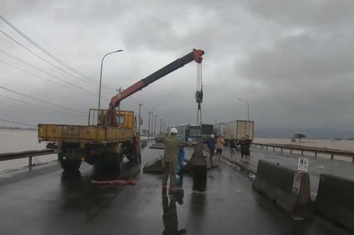 Khắc phục hệ thống phân cách cứng bị trôi sạt trên QL1