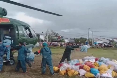 Trực thăng mang 24 tấn hàng cứu trợ đồng bào lũ lụt