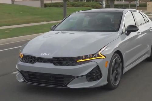 KIA gọi sửa 250.000 xe K5 vì nguy cơ cháy bình xăng