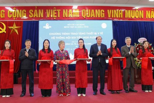 Bệnh viện Đa khoa tỉnh tiếp nhận hệ thống máy nội soi tiêu hóa từ gia đình Giáo sư, Tiến sỹ Đào Văn Long