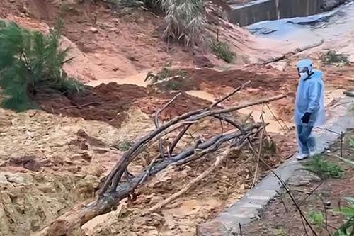 Sạt lở hàng ngàn mét khối đất đá, chia cắt Quốc lộ 24 đoạn qua Măng Đen