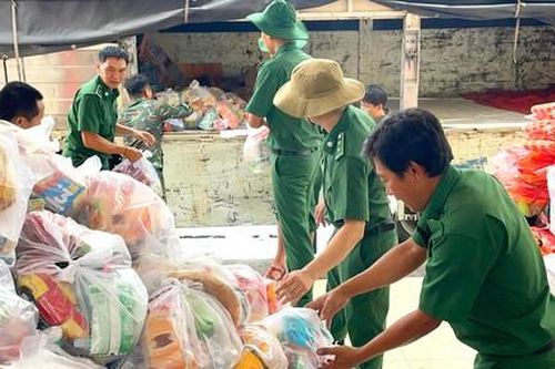 Thanh niên xung phong TPHCM đưa hơn 100 tấn hàng đến với người dân vùng lũ Khánh Hòa