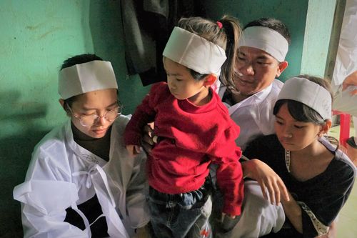 Xót xa người ông quên mình cứu con dâu và hai cháu giữa lũ dữ