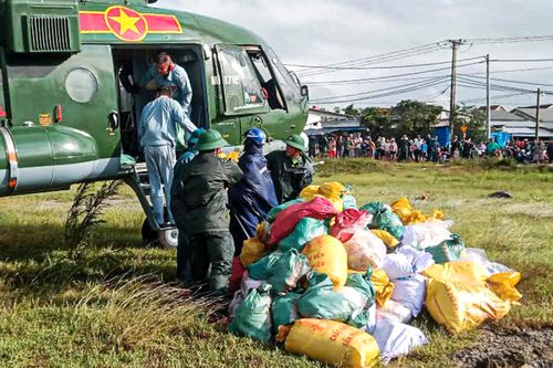Trực thăng liên tục cất cánh, mang hàng cứu trợ đến với người dân vùng lũ