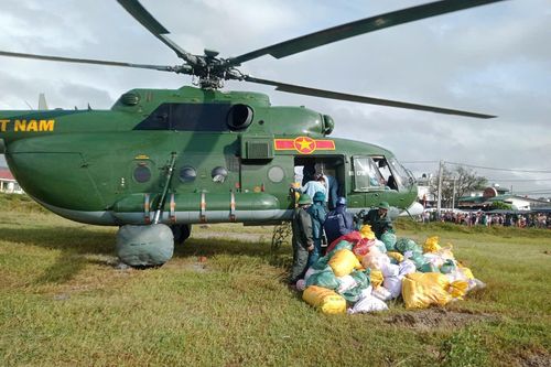 'Ngựa thồ' MI-17 liên tục đến tâm lũ tiếp tế lương thực dân bị cô lập