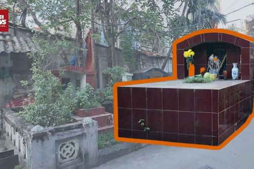 Bí ẩn 'phố nghĩa trang': Mộ cổ nằm sát cửa nhà, dân vẫn bình thản
