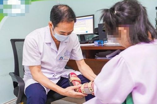 Bé gái 7 tuổi lần đầu tự đi sau 6 năm chỉ biết đến nẹp và bột