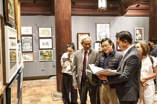 Trưng bày 'Tiếng vang lịch sử': Nuôi dưỡng tình yêu di sản của thế hệ trẻ