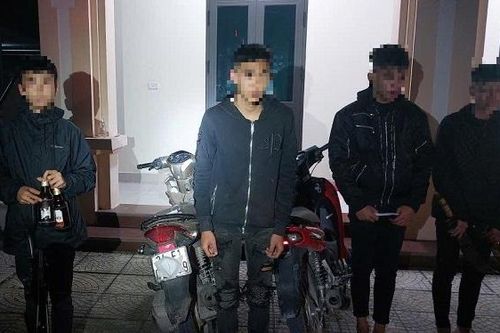 Mang dao mèo 'diễu phố' trong đêm, nhóm thiếu niên bị xử lý