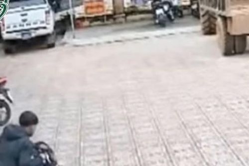 Chuyện thật như đùa, liều lĩnh chui vào nơi tạm giữ xe để lấy lại xe vi phạm của mình