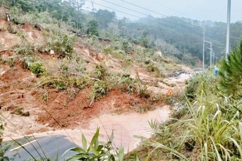 Sạt lở nghiêm trọng trên Quốc lộ 24, giao thông qua Măng Đen tê liệt