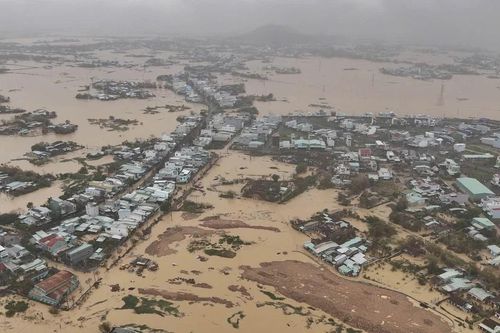 Đi tìm nguyên nhân khiến mưa lũ liên tiếp phá kỷ lục ở Trung bộ