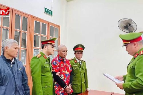 Khởi tố đối tượng 'đầu trần' điều khiển xe máy lạng lách đánh võng, sử dụng điện thoại
