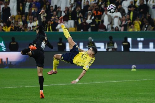 Ronaldo lại khiến fan phát cuồng với siêu phẩm ngả bàn đèn