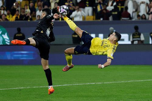 Một cú móc bóng, cả thế giới cúi đầu trước Ronaldo