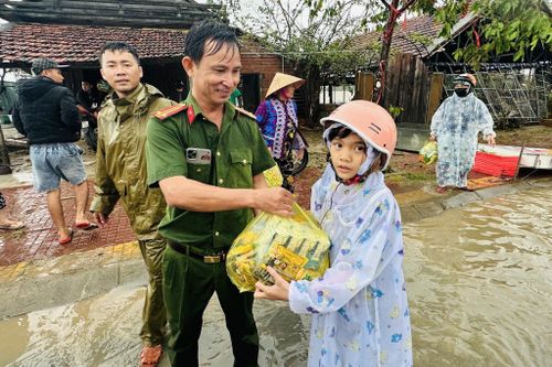 Lời nhắn bà con vùng 'rốn lũ' Đắk Lắk khi nhận đồ cứu trợ gây xúc động