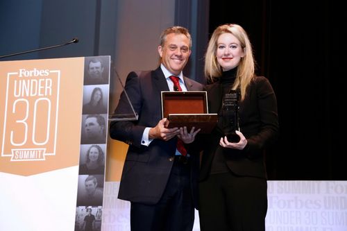Elizabeth Holmes - cô gái sở hữu 5 tỷ USD, từng được ví với Steve Jobs