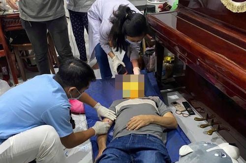 Sáng sớm vợ phát hiện chồng bất tỉnh sau cuộc nhậu khuya