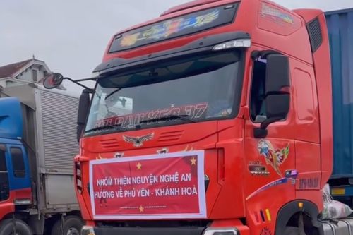 Nữ tài xế lái xe tải 50 tấn vượt 500 km hỗ trợ bà con ở 'rốn lũ'