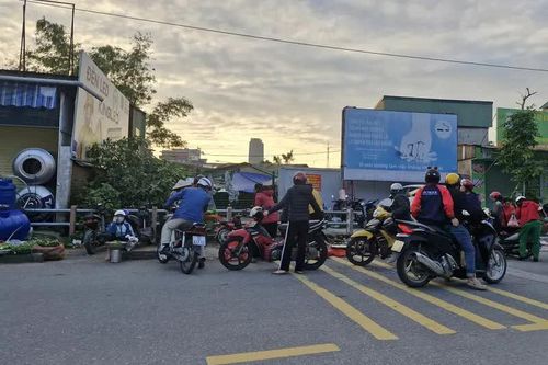 Hà Tĩnh: cảnh lộn xộn bên ngoài khu chợ sầm uất của tỉnh
