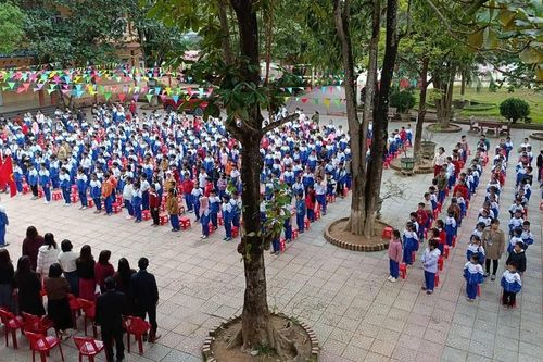 Sân trường ấm lên từ vòng tay hướng về vùng lũ