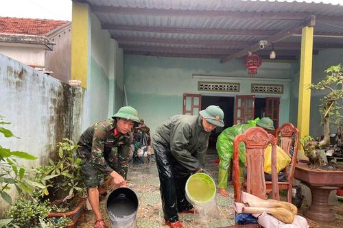 Các lực lượng dồn sức hỗ trợ người dân khắc phục hậu quả mưa lũ