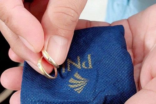 Túi vàng 'đi lạc' trong đồ cứu trợ và cái kết ấm lòng