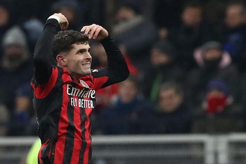 Thắng kịch tính Inter, AC Milan vươn lên thứ 2 tại Serie A