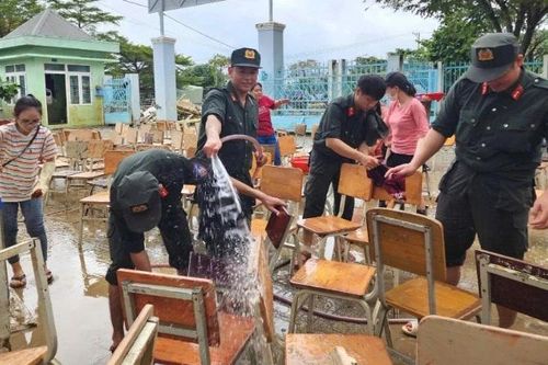 Nỗ lực vệ sinh môi trường, cung cấp nước sạch sau mưa, lũ