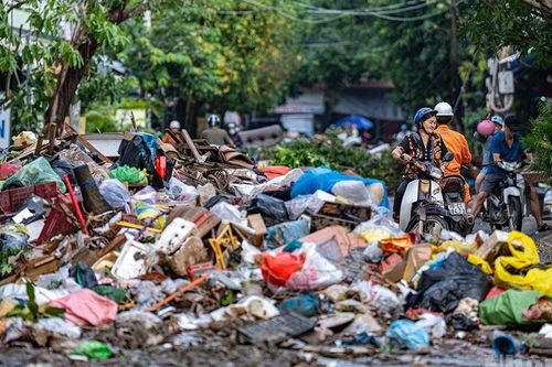 Bên 'núi rác' sau lũ lụt, người dân Tuy Hòa nỗ lực tái thiết cuộc sống