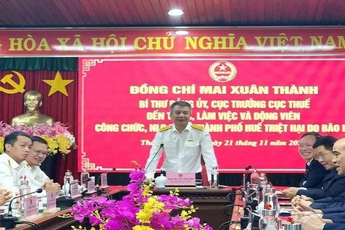 Cục trưởng Cục Thuế Mai Xuân Thành thăm bà con vùng lũ ở thành phố Huế