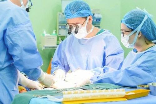 Hồi sinh đôi chân cho bé gái mắc bệnh xương hiếm gặp