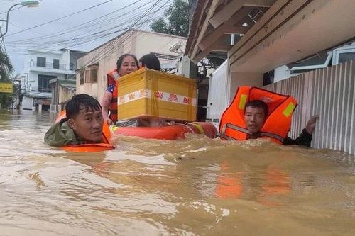 Bộ đội Hải quân sát cánh, đồng lòng cùng người dân vùng lũ