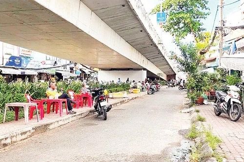 Chiếm dụng gầm cầu tiềm ẩn rủi ro và ô nhiễm