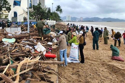 Tập trung thu gom rác thải trên bờ biển Nha Trang