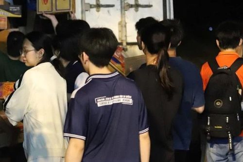 Người dân Thành phố Hồ Chí Minh chung sức đưa nhanh hàng cứu trợ tới miền trung