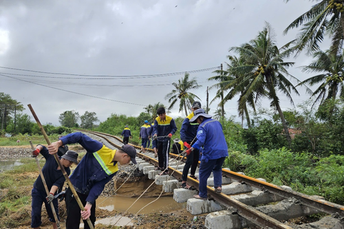 Đường bộ, đường sắt nỗ lực thông tuyến sau mưa lũ