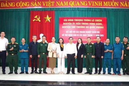 Thượng tướng Lê Chiêm trao quà hỗ trợ người dân bị thiệt hại do lốc xoáy