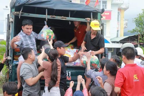 Cùng người dân vùng mưa lũ vượt khó