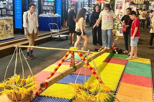 Đường sách TPHCM: Đánh thức tiềm năng về đêm