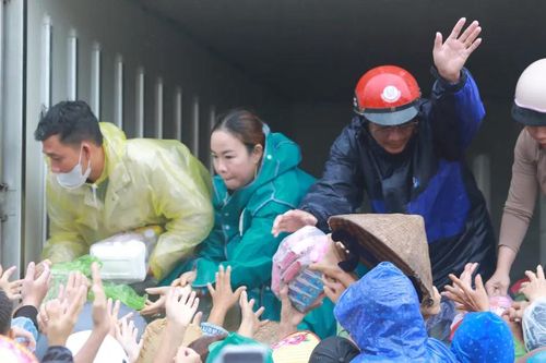 Đắk Lắk chi hỗ trợ cho người dân vùng lũ lụt